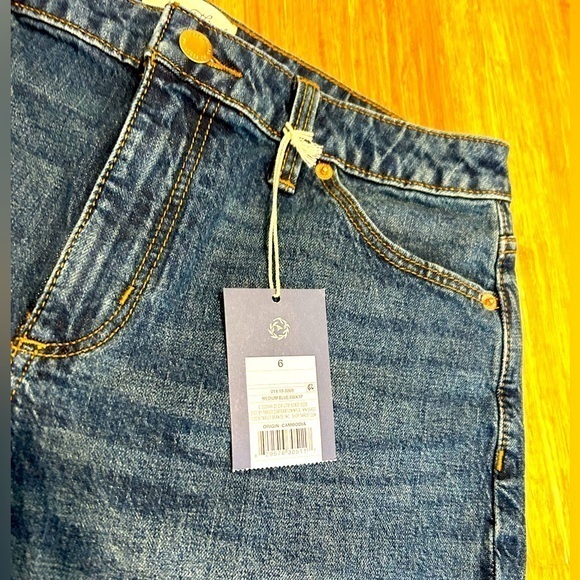 Universal Threads Ladies NWT Vintage MIDI Jean Shorts Sz 6 with fringe hem. - Picture 2 of 9